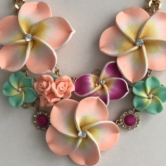 Flower necklace. - Picture 3 of 4
